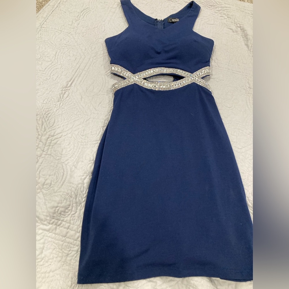 Small, navy blue dress open sequence stomach, padding, zipper.